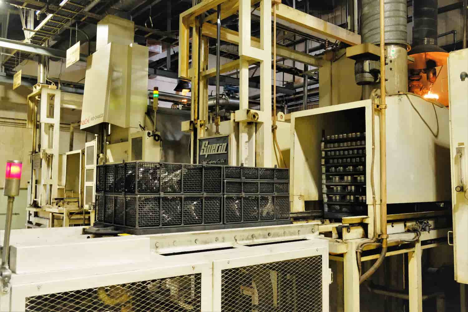 熱処理を行う金属部品は、治具と呼ばれる専用のカゴの中に並べて搬送用の機械に載せます。