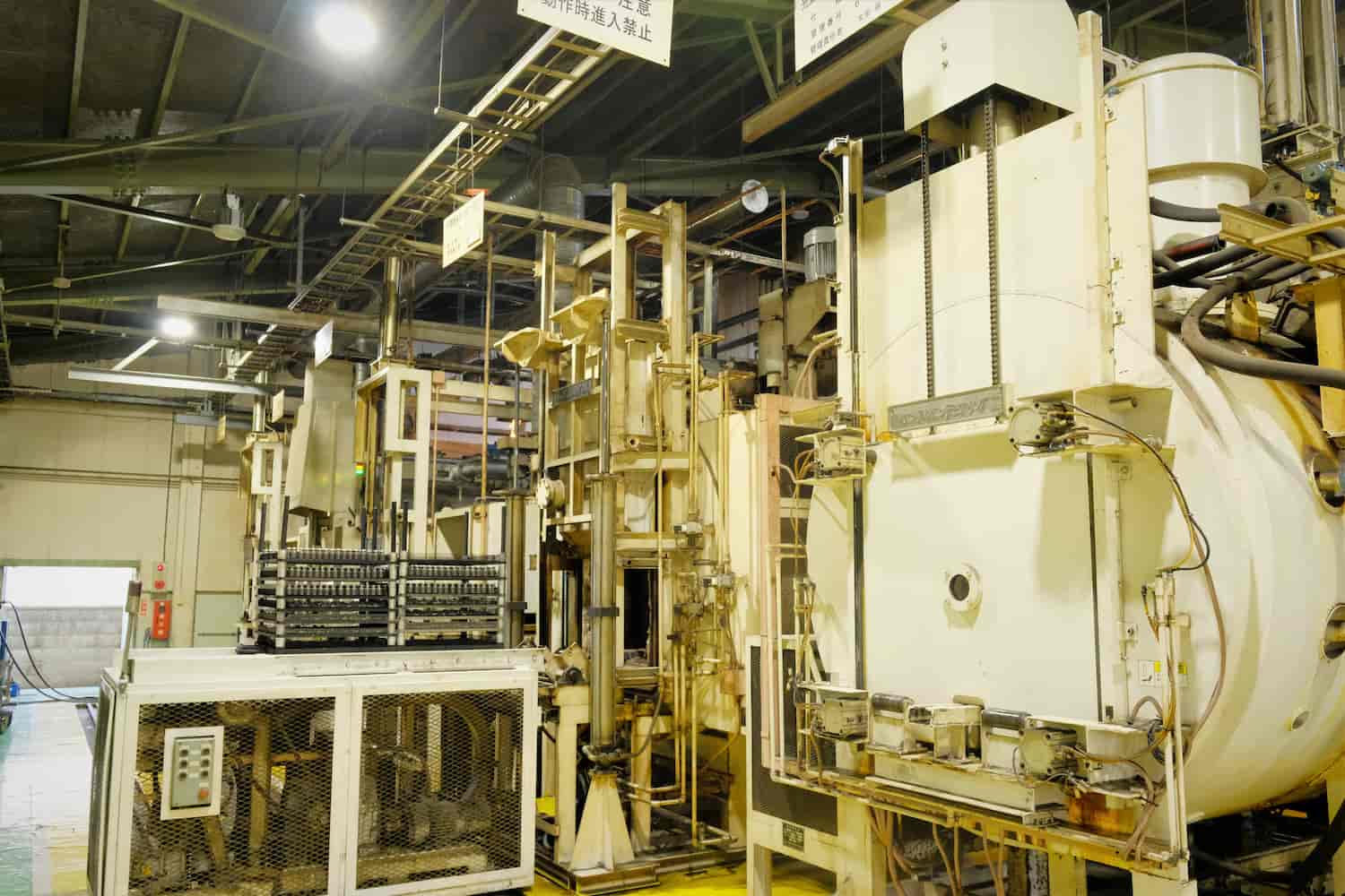 熱処理を行う金属部品は、治具と呼ばれる専用のカゴの中に並べて搬送用の機械に載せます。